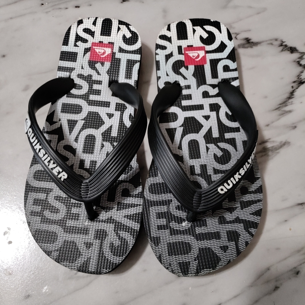 NWOT Quicksilver kid's flip flops size 13/1